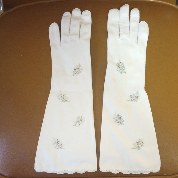 Van Raalte Accessories - Vintage Van Raalte Formal White Nylon Beaded Gloves w/ Scalloped Cuffs.  Size 7